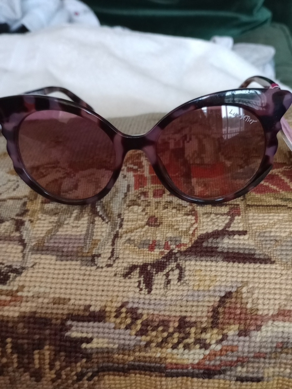 NWT BETSEY JOHNSON Purple Tortoise Shell Round Cat's Eye Sunglasses